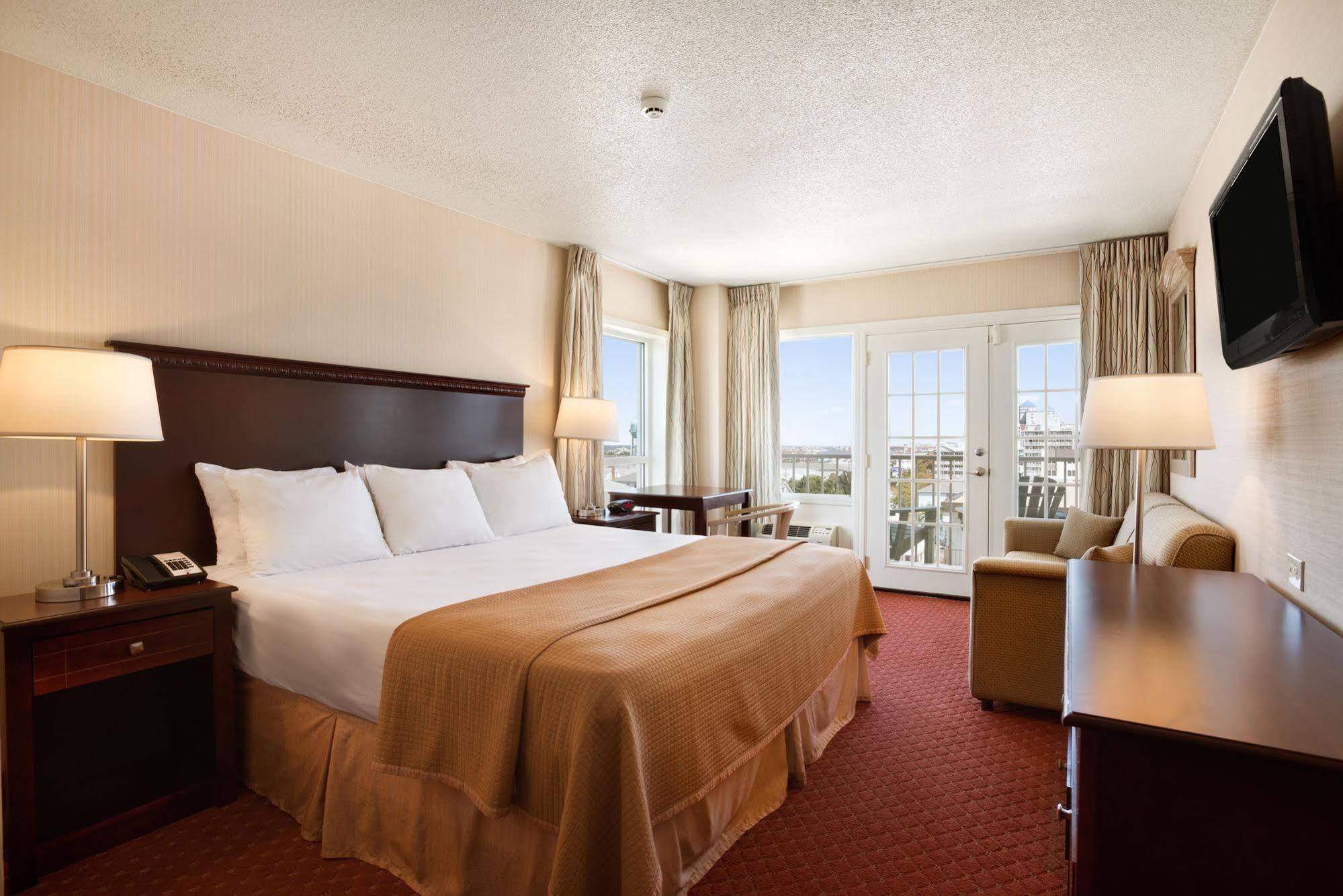 Howard Johnson Plaza By Wyndham Ocean City Oceanfront Exterior photo