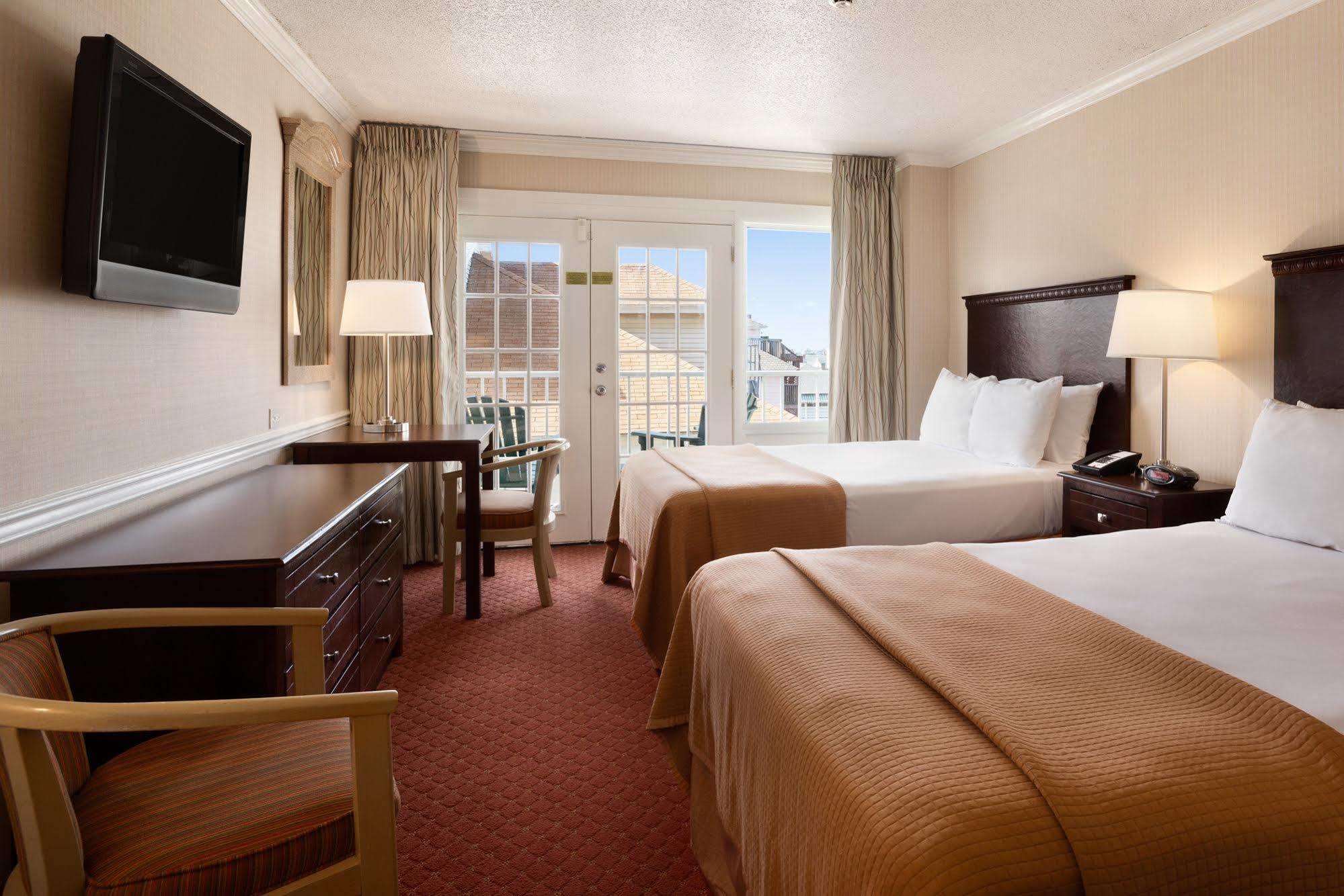 Howard Johnson Plaza By Wyndham Ocean City Oceanfront Exterior photo